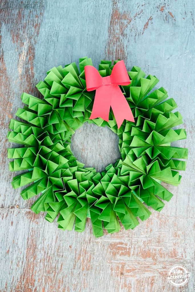 Artisanat en papier avec une couronne de Noël - Blog d'activités pour enfants - couronne finie