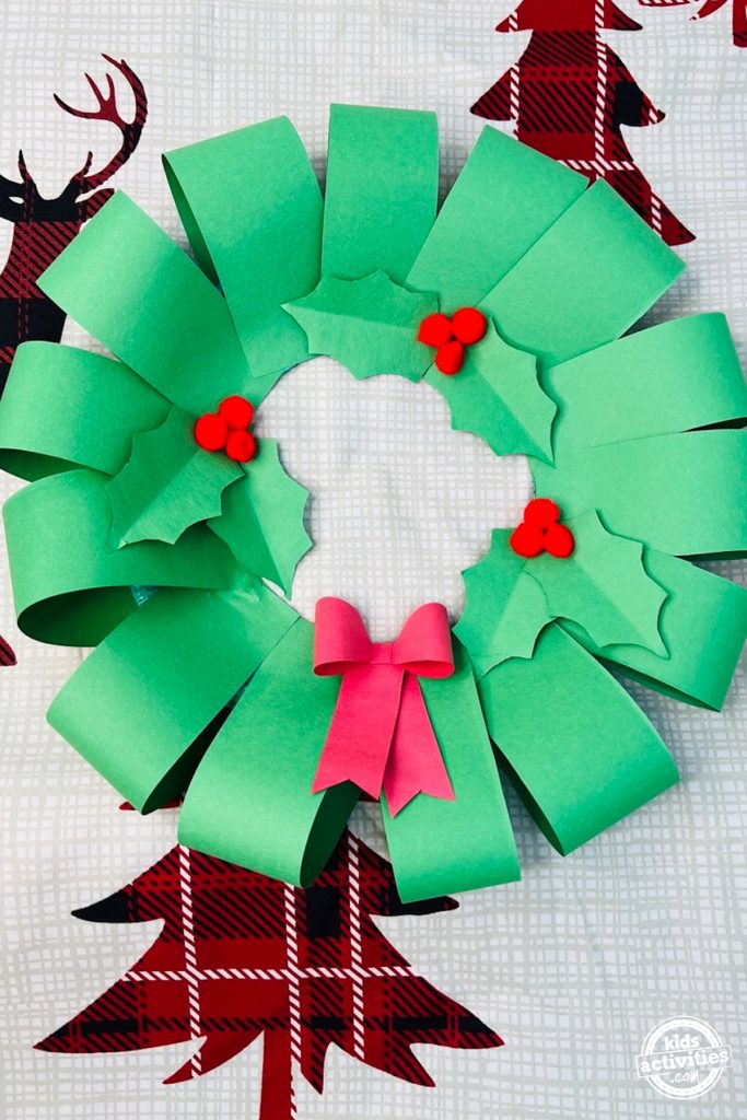 L’image montre une couronne de Noël en assiette en carton.