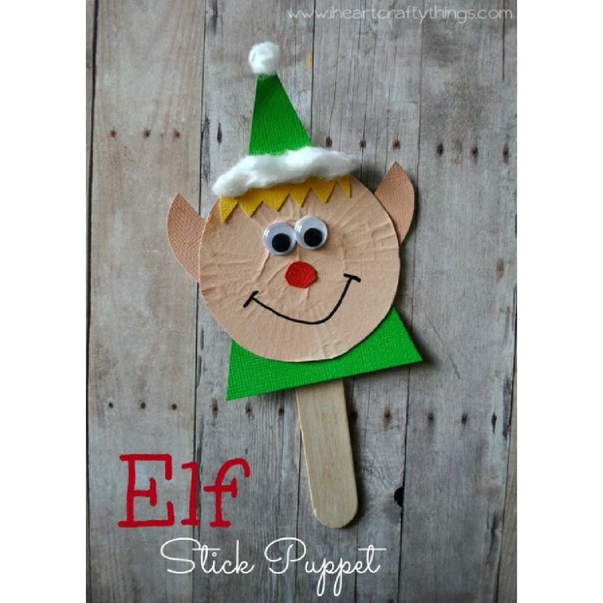 doublures de cupcakes de Noël - Artisanat d'aide du Père Noël sur fond de bois - Blog d'activités pour enfants