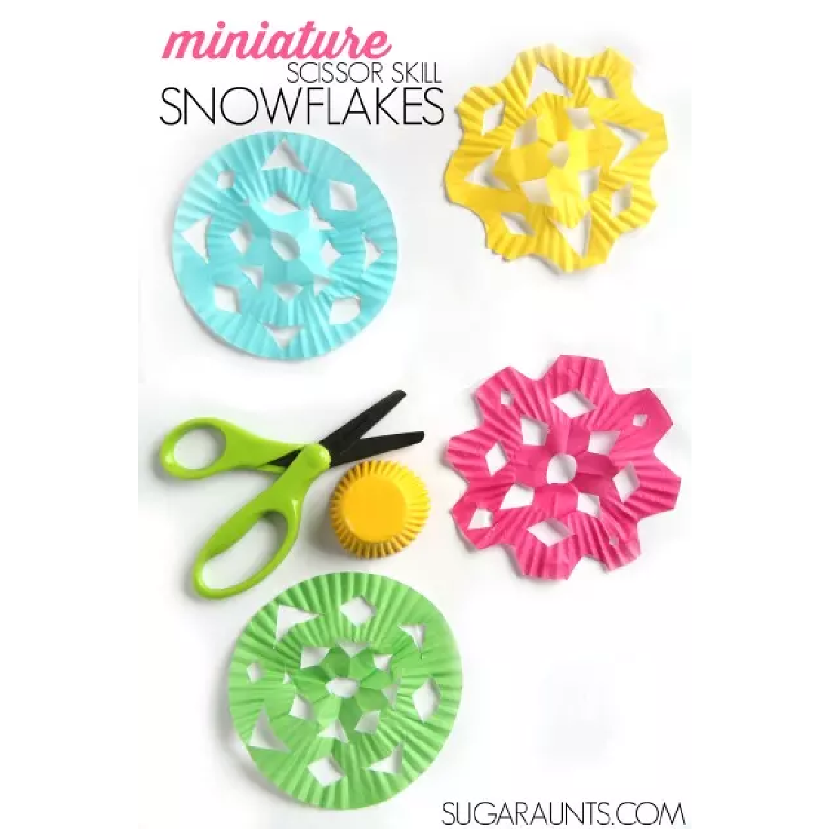 doublures de cupcakes de Noël - flocons de neige en papier coloré - blog d'activités pour enfants