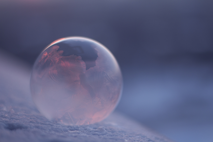 Bulle gelée violet clair sur un banc de neige au crépuscule pour Comment faire des bulles gelées - Kids Activities Blog