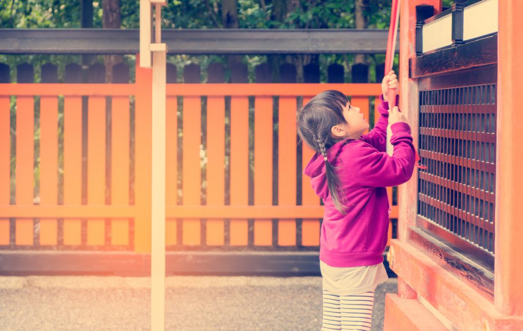 Créez des souvenirs du réveillon du Nouvel An - petite fille qui sonne dehors - blog d'activités pour enfants