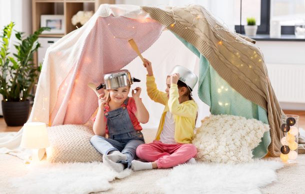 Créez des souvenirs du réveillon du Nouvel An - Bang casseroles et poêles avec des enfants sous un oreiller - blog d'activités pour enfants