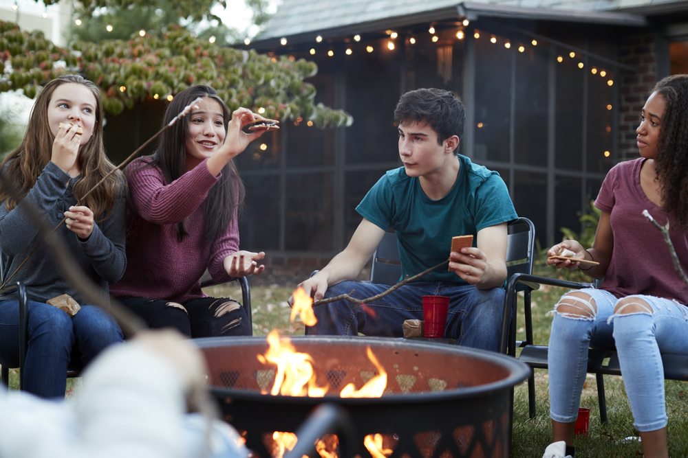 Créez des souvenirs du réveillon du Nouvel An - Préparez des S'mores ensemble pour porter un toast avec des garçons et des filles autour d'un feu - Blog d'activités pour les enfants