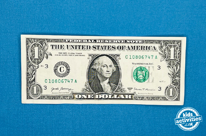 Poisson origami en forme de billet d'un dollar - étape 1 - commencez avec un billet d'un dollar croustillant