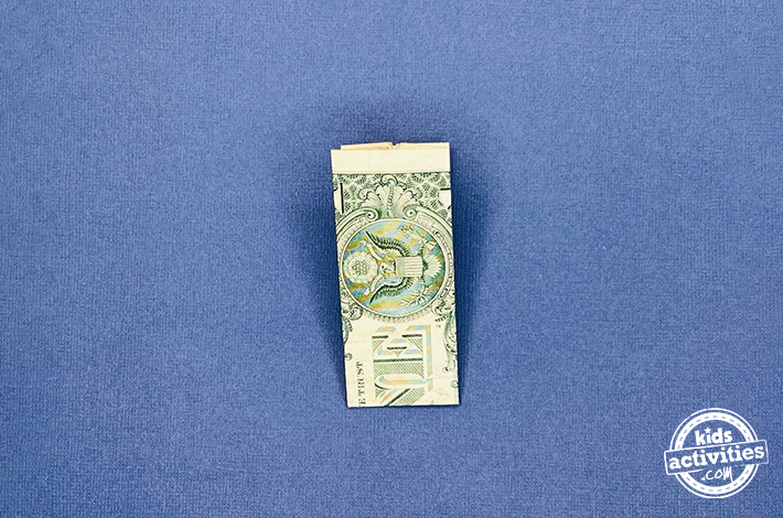 Pantalon origami billet d'un dollar - Étape 4 - Faites pivoter la figure de manière à ce que le pli de l'étape précédente soit en bas, avec les bords libres en haut