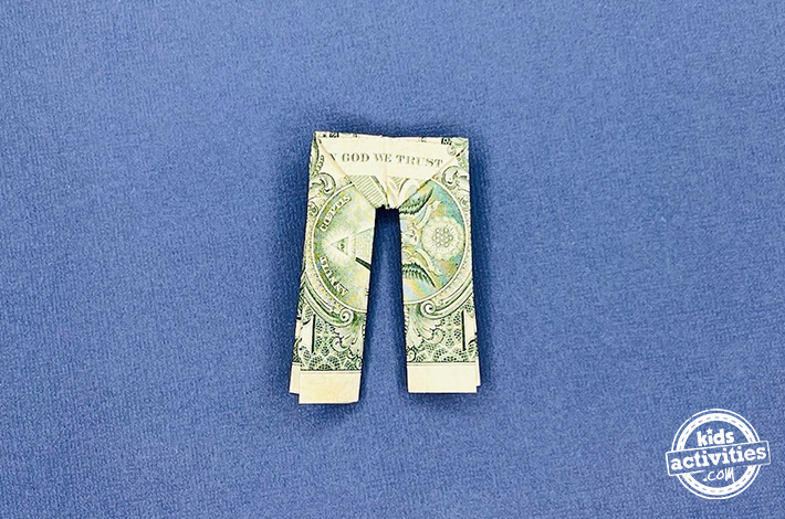 Pantalon origami en forme de billet d'un dollar - Étape 8 - Voila ! Votre élégant pantalon origami en forme de billet d’un dollar est prêt à être exposé.