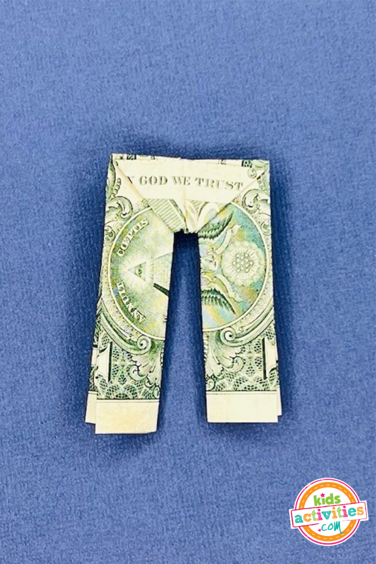 Résultat final - pantalon origami en forme de billet d'un dollar sur fond bleu - tutoriel du blog d'activités pour enfants