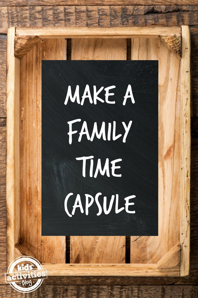 Caisse en bois avec un tableau noir au milieu - Texte : Créer une capsule temporelle familiale - Blog d'activités pour enfants