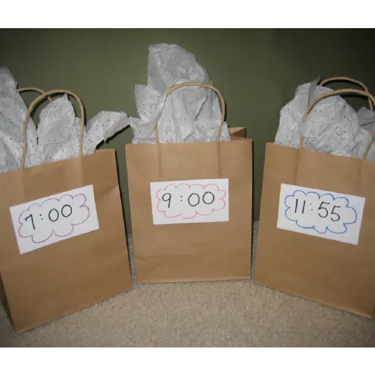 Activités du Nouvel An – sacs de compte à rebours avec horaires dessus – blog d'activités pour enfants