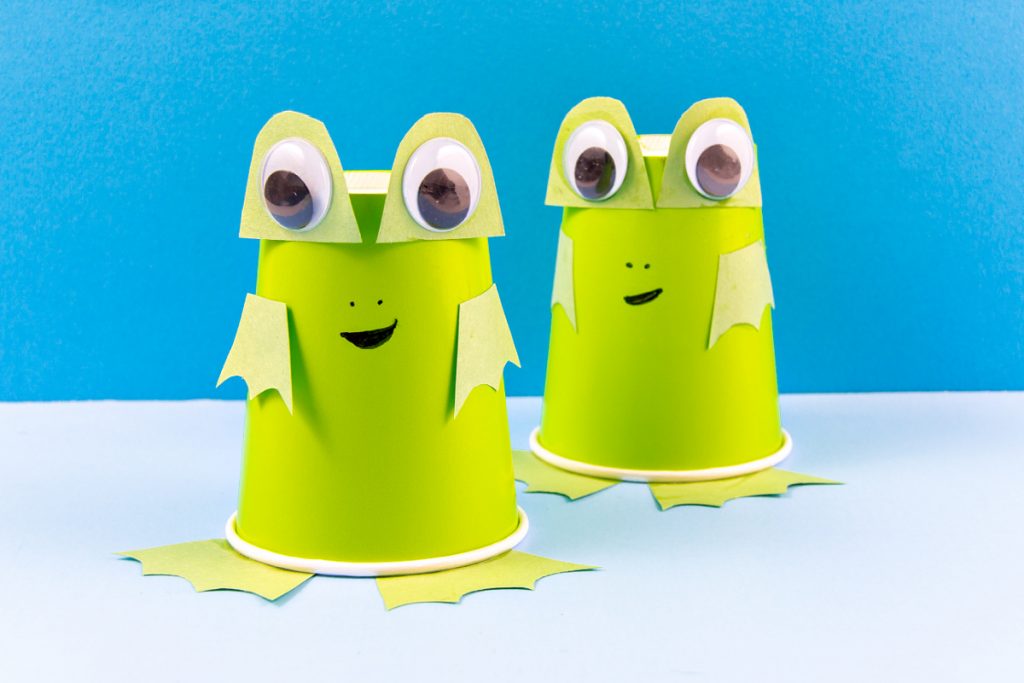 grenouilles en gobelets en papier faites de gobelets en papier, de papier de construction et d'yeux écarquillés