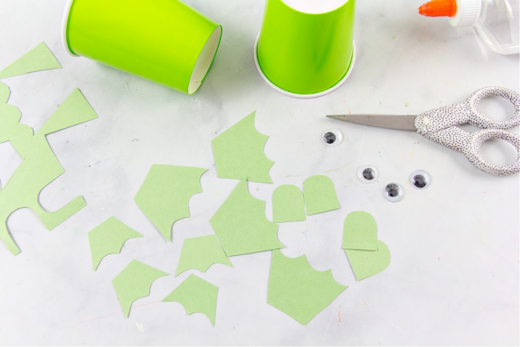 L'étape 1 pour fabriquer une grenouille en papier consiste à découper les pattes et les yeux dans du papier de construction.