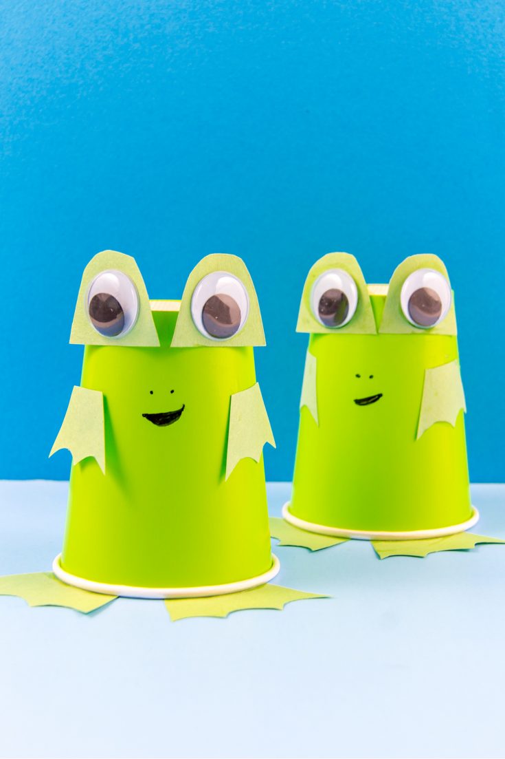 artisanat de grenouille en papier pour les enfants utilisant un gobelet en papier vert et du papier de construction vert avec des yeux écarquillés