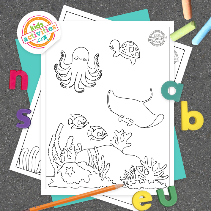 Pages à colorier sous la mer présentées imprimées et sur un fond de tableau sombre avec des lettres pour enfants et des fournitures de coloriage
