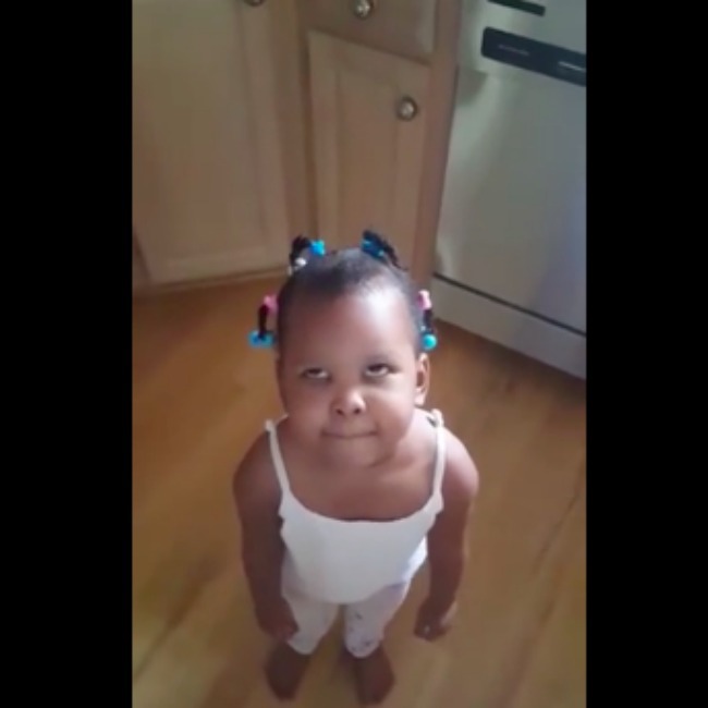 capture d'écran d'une vidéo sur des cupcakes - petite fille regardant la caméra