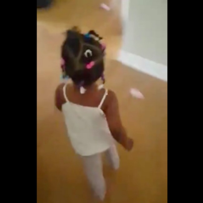 petite fille courant dans le couloir - capture d'écran de la vidéo