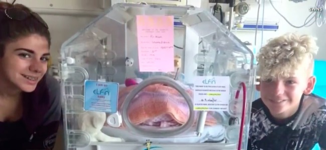 capture d'écran d'une famille heureuse avec un nouveau frère ou une sœur surprise