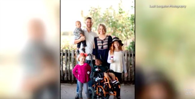 capture d'écran d'une famille qui a adopté plusieurs de ses enfants