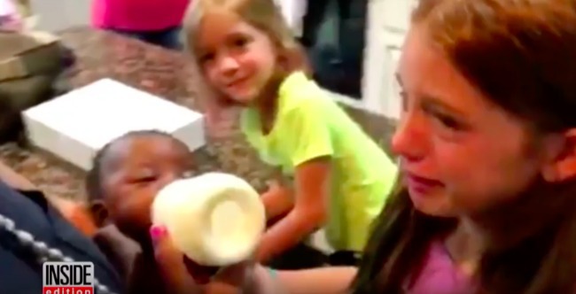 Les filles ont fondu en larmes lorsqu'elles ont été surprises par la capture d'écran d'un nouveau bébé en train de manger