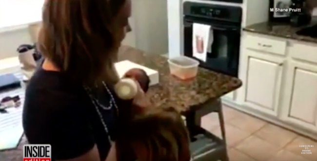 capture d'écran de maman avec un nouveau bébé qui réjouit ses filles qui fondent en larmes
