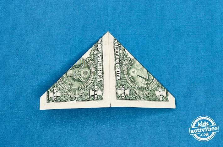 Cygne en origami en forme de billet d'un dollar - Étape 2 - Pliez les deux coins supérieurs vers le bas pour les aligner avec le pli vertical réalisé plus tôt. Tutoriel du blog d'activités pour enfants.