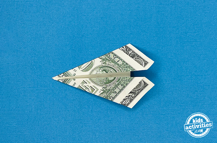Cygne en origami en forme de billet d'un dollar - Étape 3 - faites pivoter la figurine de manière à ce que la pointe pointe vers la gauche. Tutoriel du blog d'activités pour enfants.