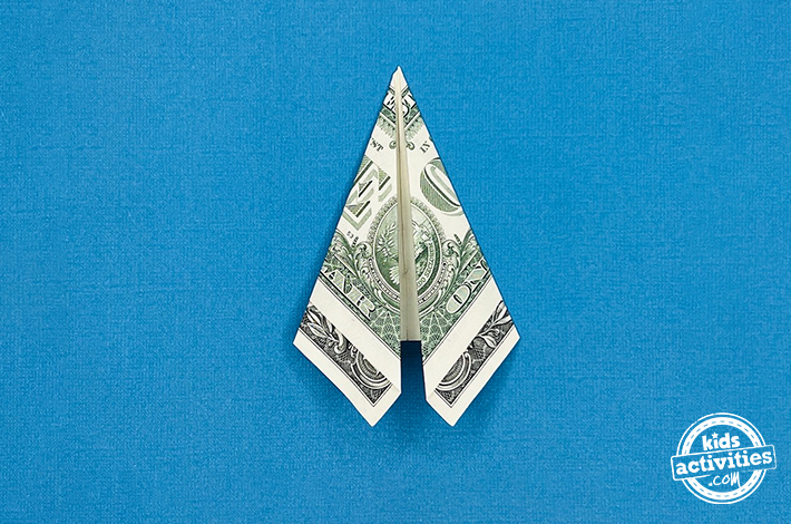 Cygne en origami en forme de billet d'un dollar - Étape 3 - Pliez les deux côtés vers le milieu. Tutoriel du blog d'activités pour enfants.