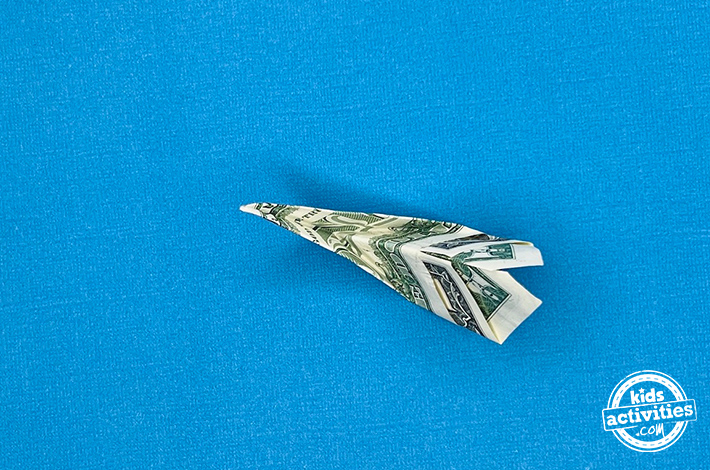 Cygne en origami en forme de billet d'un dollar - Étape 6 - Utilisez le pli de l'étape précédente pour effectuer un pli inversé extérieur sur le coin gauche. Tutoriel du blog d'activités pour enfants.