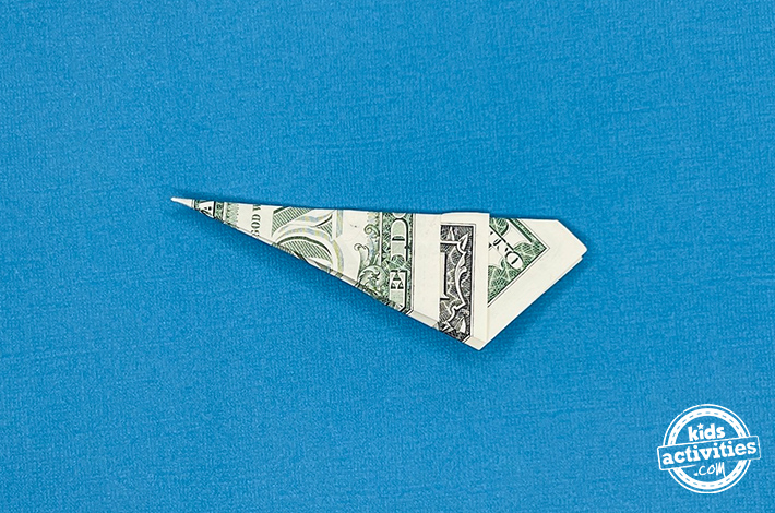Billet d'un dollar en origami cygne - Étape 5 - puis dépliez-le. Tutoriel du blog d'activités pour enfants.