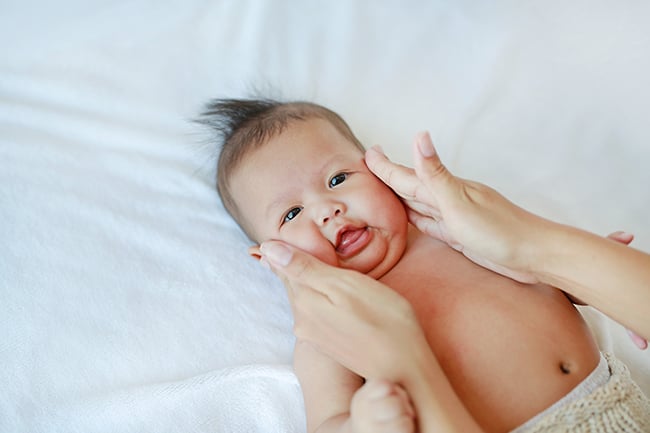 bébé avec les joues pressées