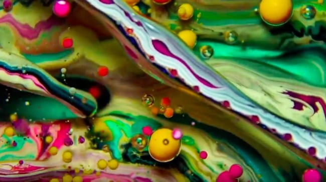 Huile d'art fascinante avec du savon, des bulles et des stries de couleurs roses, blanches, jaunes et vertes