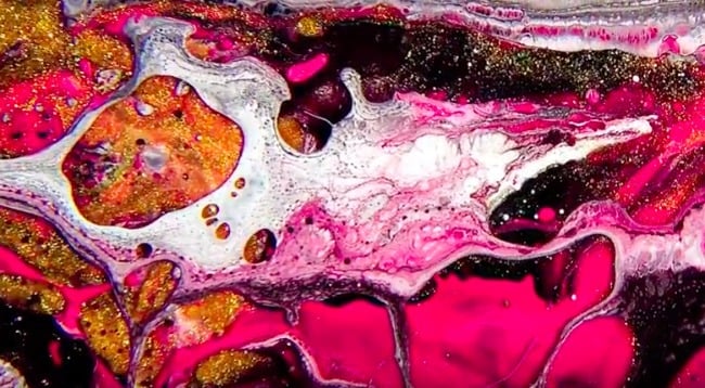 Art fascinant : art abstrait rose, blanc, noir et or réalisé avec de l'huile, du savon et de l'huile.