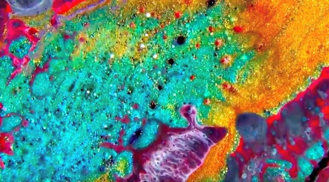 Art fascinant : peinture turquoise, orange, or, vert, rose, blanc, violet mélangée à du savon et de l'huile.