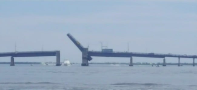 Family Jumps Drawbridge – capture d'écran du pont qui s'ouvre
