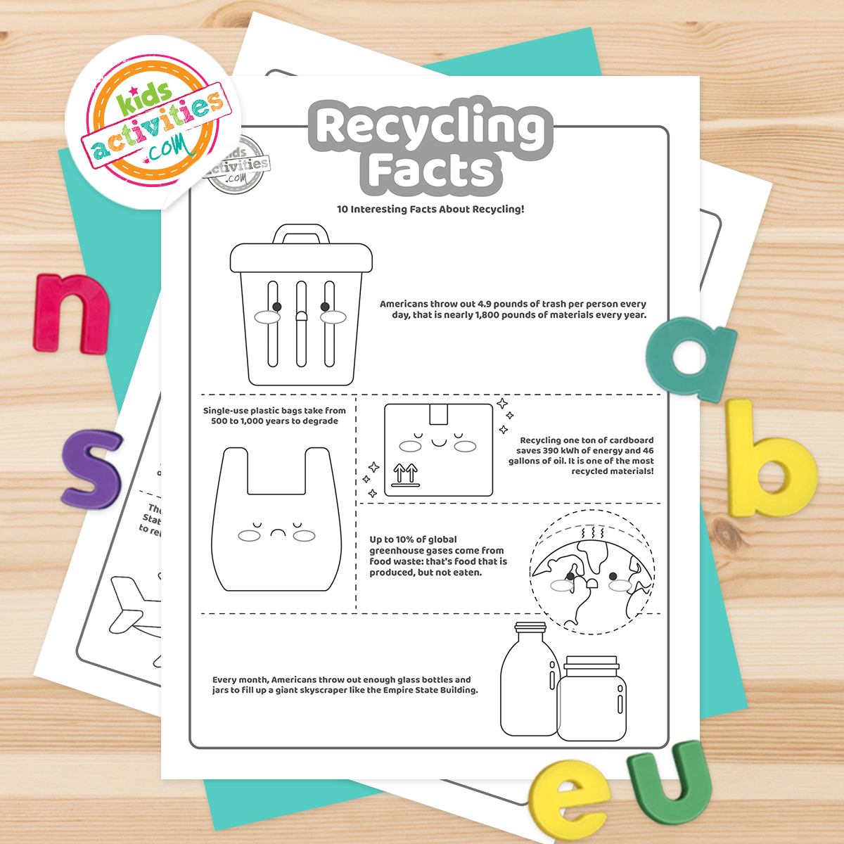 Faits sur le recyclage en noir et blanc pour les enfants et de jolies images pour accompagner chaque fait ; posé sur une feuille bleu-vert avec des lettres multicolores sur fond marron clair.