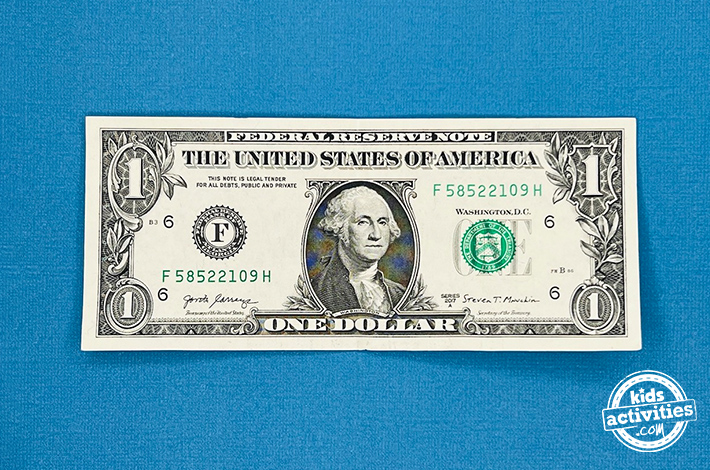 Cygne en origami avec billet d'un dollar - Étape 1 - Commencez avec un billet d'un dollar impeccable. Tutoriel du blog d'activités pour enfants.