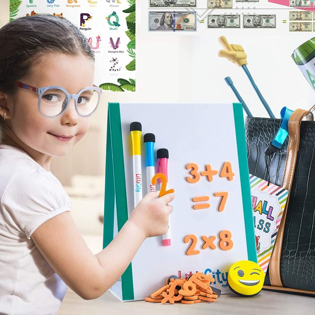 enfant jouant au professeur avec tableau blanc
