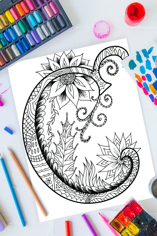 Pages à colorier de l'alphabet Zentangle - lettre c design zentangle sur fond de peinture, crayons de couleur et fournitures d'art