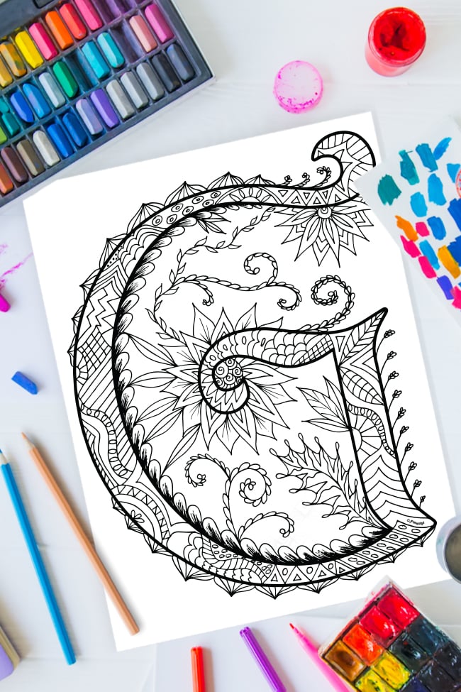 Pages à colorier de l'alphabet Zentangle - lettre g design zentangle sur fond de peinture, crayons de couleur et fournitures d'art