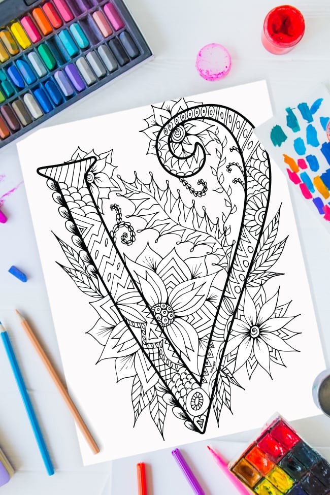 Pages à colorier de l'alphabet Zentangle - lettre v design zentangle sur fond de peinture, crayons de couleur et fournitures d'art