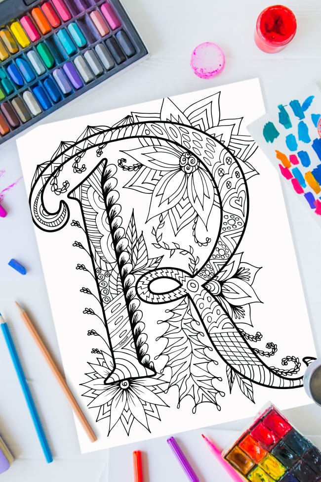 Pages à colorier de l'alphabet Zentangle - lettre r design zentangle sur fond de peinture, crayons de couleur et fournitures d'art