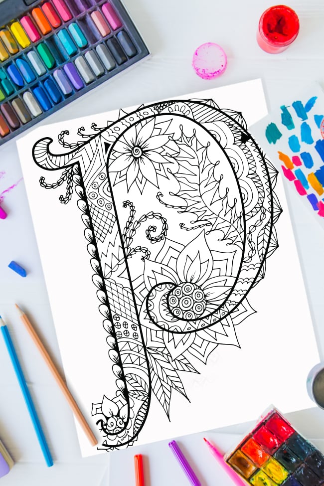 Pages à colorier de l'alphabet Zentangle - lettre p design zentangle sur fond de peinture, crayons de couleur et fournitures d'art