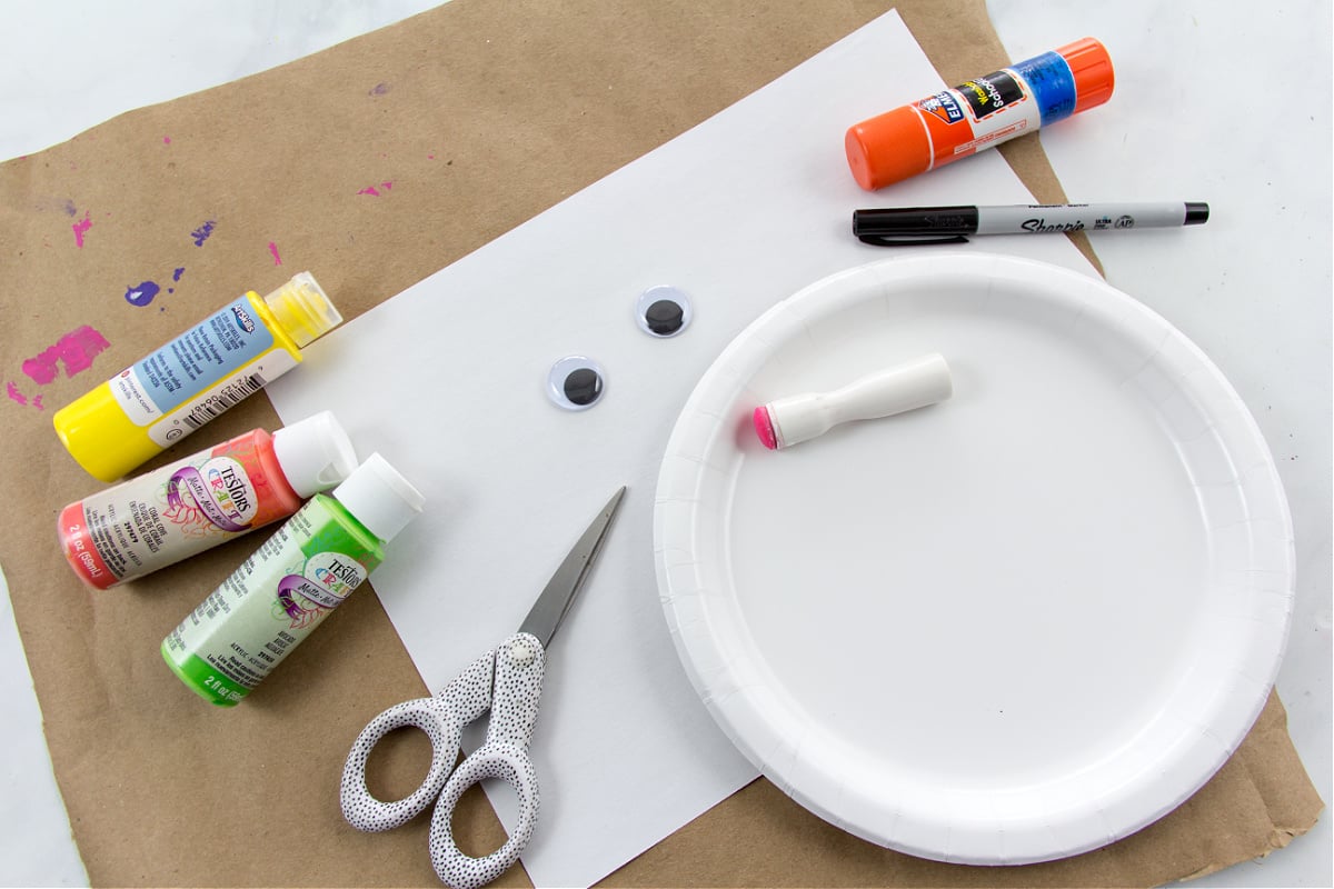 Vous avez besoin de papier, de peinture et d'un barbouilleur pour fabriquer un poisson en papier.