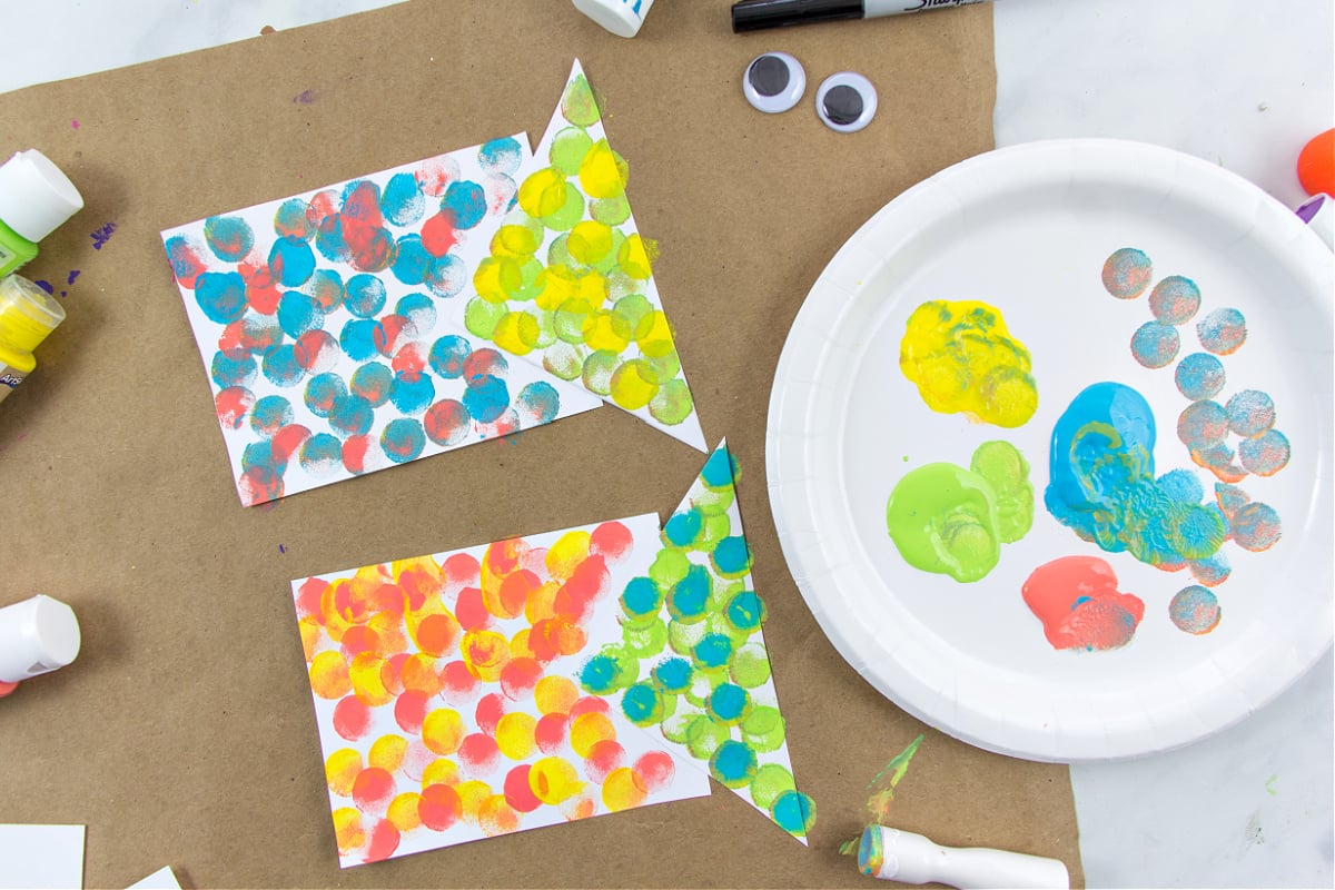L'étape 3 pour fabriquer un poisson en papier consiste à créer des taches colorées partout sur votre poisson.