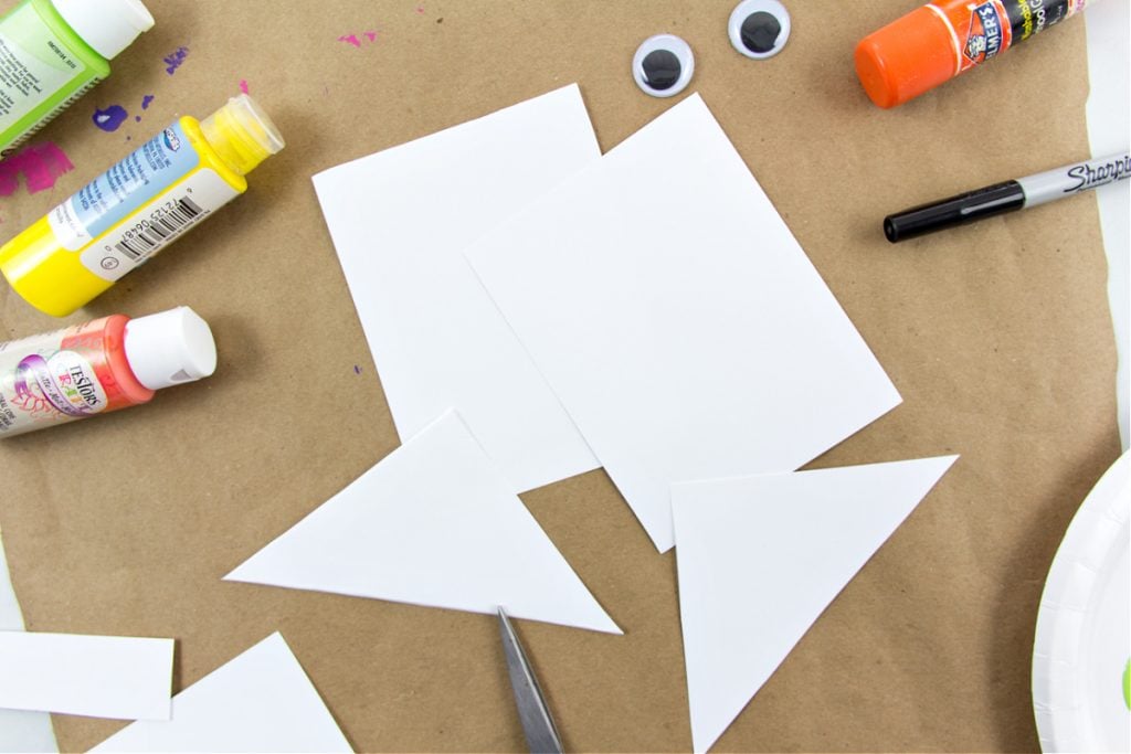 L'étape 1 pour fabriquer un poisson en papier consiste à découper le papier en rectangle et en triangle.