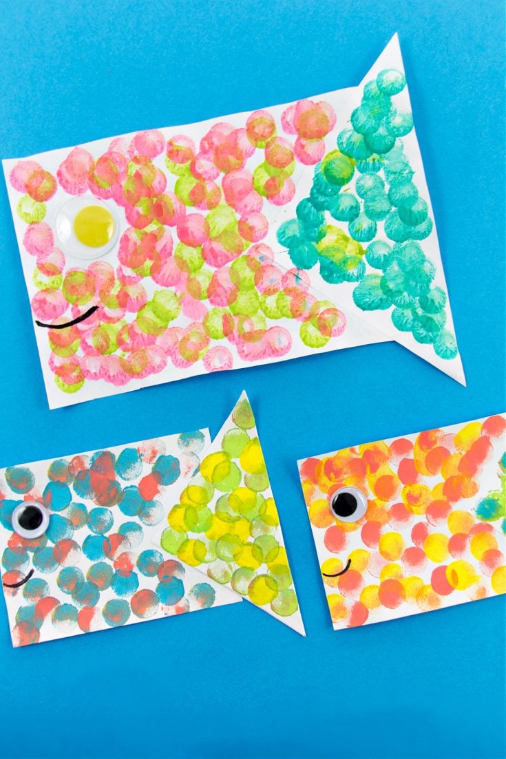 artisanat de poisson en papier de construction peint avec des points colorés
