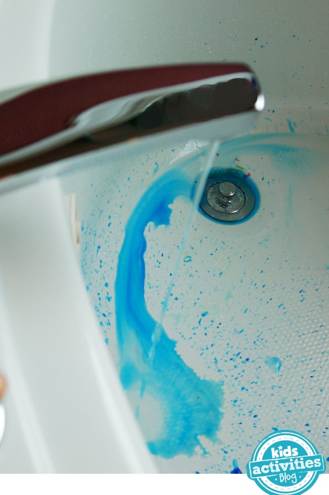 farce d'eau de bain bleue pour vos enfants - instructions de farce - étapes - eau bleue provenant du robinet