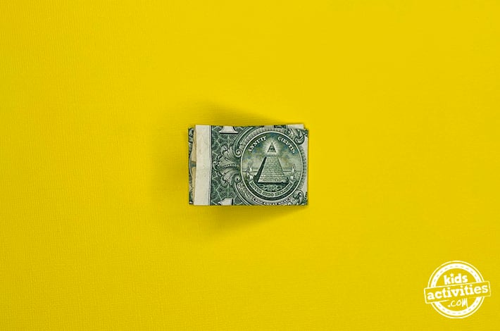 Bouteille origami en forme de billet d'un dollar - Étape 4 - Divisez le billet en 3 parties à peu près égales et pliez le côté gauche vers l'intérieur.  Tutoriel du blog d'activités pour enfants