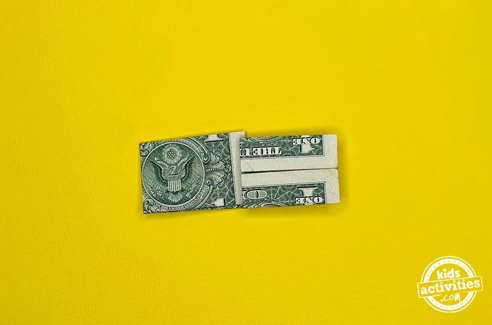 Bouteille en origami en forme de billet d'un dollar - Étape 5 - Repliez la couche supérieure en laissant un petit espace entre les deux plis.  Tutoriel du blog d'activités pour enfants