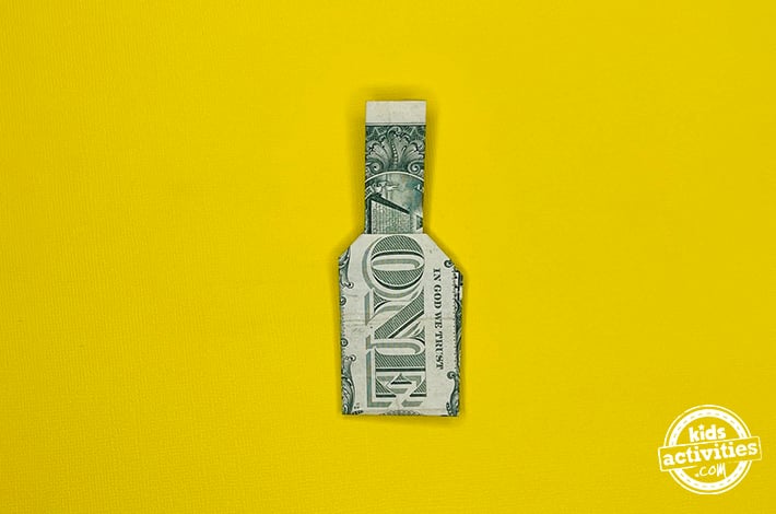 Bouteille en origami en forme de billet d'un dollar - Étape 9 - Retournez la figurine.  Votre bouteille est prête !  Tutoriel du blog d'activités pour enfants